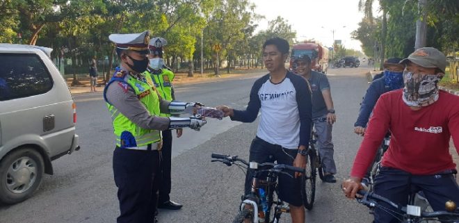 Ops Patuh Lodaya 2020, Sat Lantas Polres Indramayu Bagikan 300 Masker Kepada Komunitas Sepeda