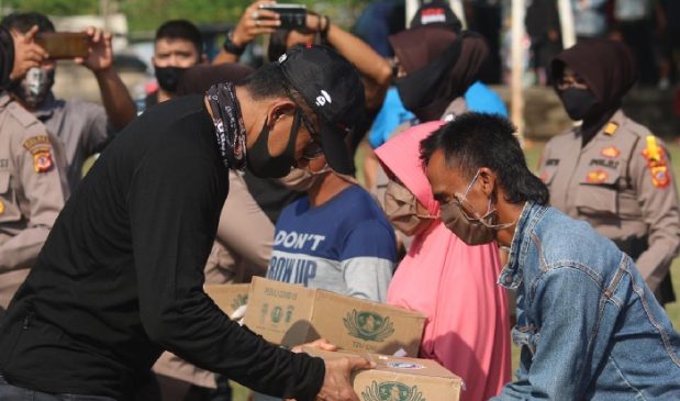 Touring Baksos Kapolda Jabar Bersama Forkopimda Jabar Distribusikan 500 Paket Sembako Kepada Warga Kota Tasikmalaya