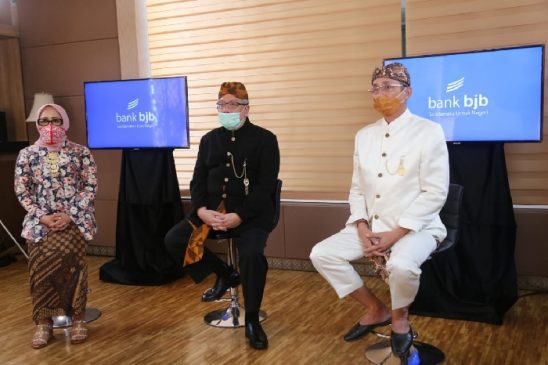 Ikut Semarakkan Hari Jadi Provinsi Jabar ke-75, bjb Bagikan Tandamata Kepada Nasabah Setia