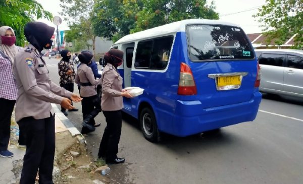 Polres Subang Bagikan Nasi Kotak Peduli Covid-19