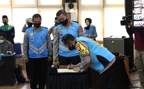 Panda Polda Jabar Laksanakan Penandatanganan Pakta Integritas dan Pengambilan Sumpah Penerimaan Terpadu Bintara Polri TA 2020