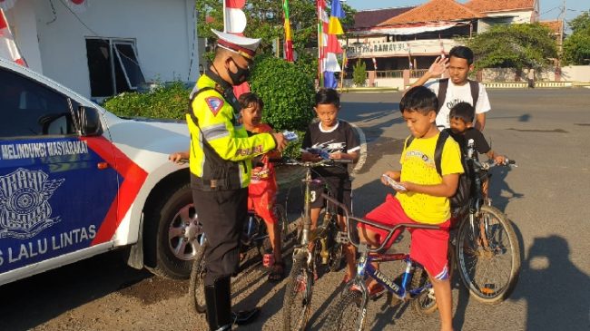 Dukung Gerakan 2,5 Juta Masker, Polres Indramayu Bagikan 200 Masker Gratis