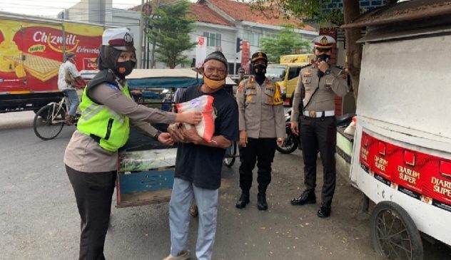 Hari Jadi Polwan Ke-72, Polres Banjar Bagikan Sembako dan Masker