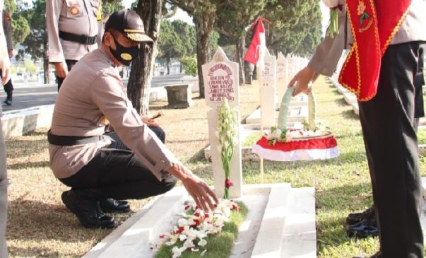 HUT Polwan ke-72, Kapolda Jabar Pimpin Upacara Ziarah di TMP Cikutra
