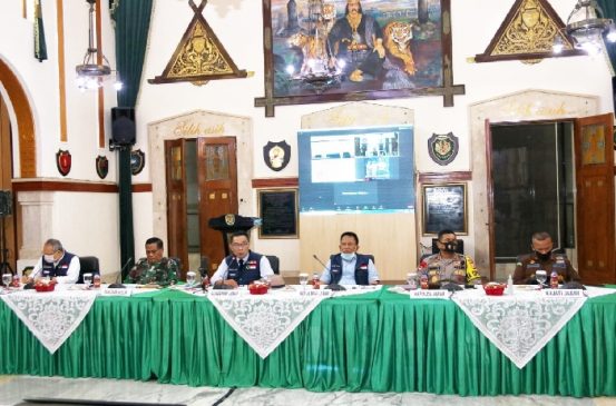 Kapolda Jabar Bersama Gubernur dan Pangdam III/Siliwangi Laksanakan Rapat Gugus Tugas Covid-19