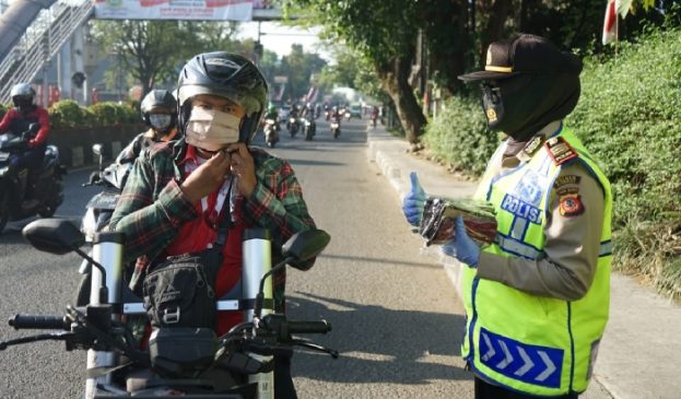 Kapolres Cimahi Bagikan 1000 Masker Kepada Pengguna Jalan
