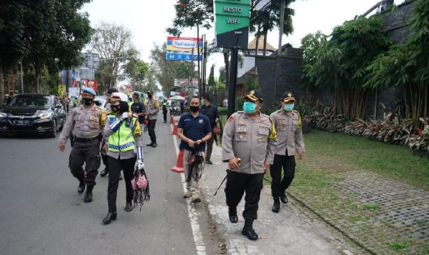 Operasi Patuh Lodaya 2020, Polres Cimahi Bagikan 5.000 Masker Gratis