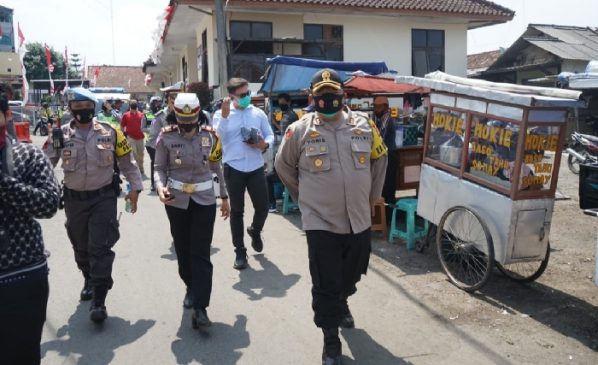 Polres Cimahi Gencar Laksanakan Program 3M dan Bagikan 500 Masker Gratis