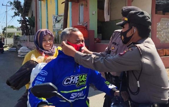 Polres Majalengka Antisipasi Penyebaran Covid-19 Bagikan Masker Gratis
