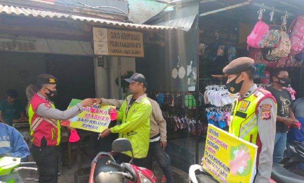 Polres Majalengka Bagikan 500 Masker Kepada Warga Masyarakat