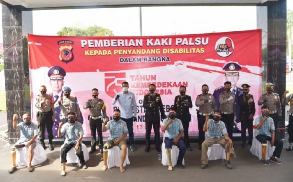 HUT RI ke-75, Polresta Cirebon Berikan 7 Orang Penyandang Disabilitas Kaki Palsu