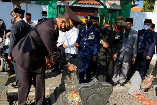 Sambut HUT RI ke-75, Kapolres Majalengka Tabur Bunga Di Makam Pahlawan Nasional