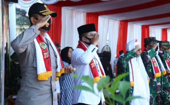 Sambut HUT RI ke-75, Watimpres RI, Gubernur, Kapolda Jabar dan Pangdam III/Siliwangi Kirab Merah Putih