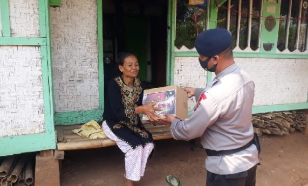 Sat Brimob Polda Jabar Bagikan Lagi Sembako Kepada Masyarakat Terdampak Covid-19