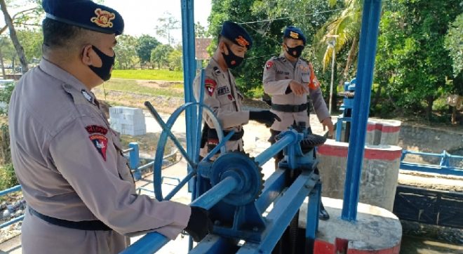 Sat Brimob Polda Jabar Cek Debit Air Beberapa Sungai di Cirebon