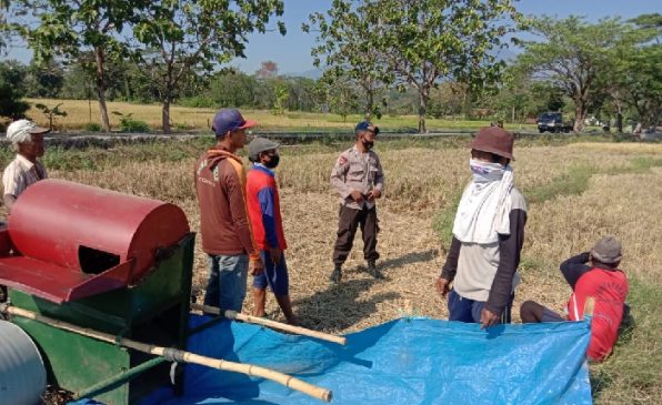 Sat Brimob Polda Jabar Laksanakan Patroli Sambang ke Petani Wanasaba Cirebon
