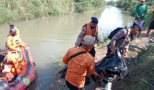 Tim SAR Sat Brimob Polda Jabar Berhasil Evakuasi Jenazah Seorang Anak di Sungai
