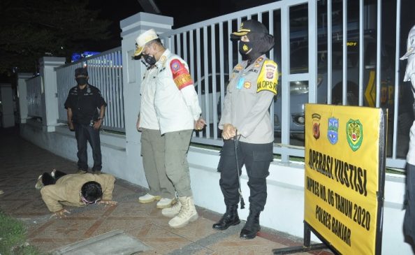 Kapolres Banjar Bersama Kasatpol PP Jabar Tinjau Ops Yustisi di Alun-Alun Banjar