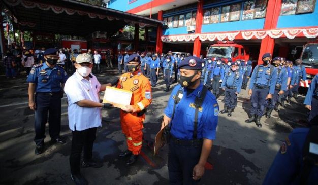 Pemkot Bandung Beri Bea Siswa Putra-Putri Anggota Damkar Berprestasi