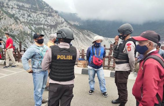 Sat Brimob Polda Jabar Sosialisasikan Pendisiplinan Protokol Kesehatan di Tangkuban Perahu