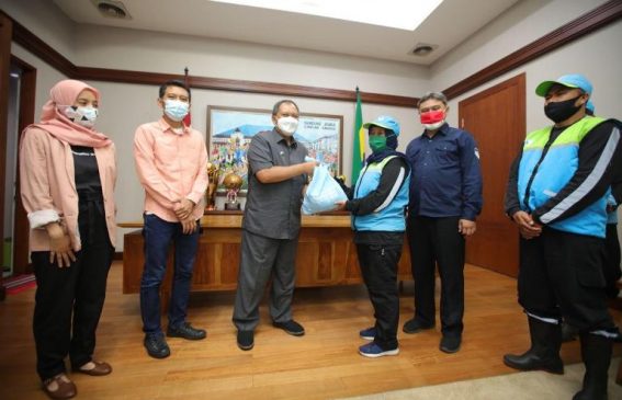 Sebanyak 500 Petugas PD Kebersihan Dapat Bantuan Sembako