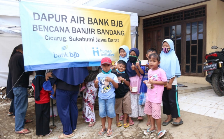 bank bjb Salurkan Bantuan kepada Warga Terdampak Banjir Bandang di Sukabumi