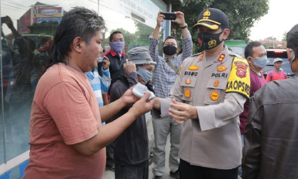 Kapolres Majalengka Bagikan Masker dan Berikan Edukasi Protokol Kesehatan