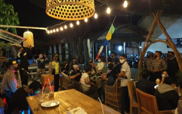 Polres Cirebon Kota Patroli Dini Hari dan Sosialisasikan 3M