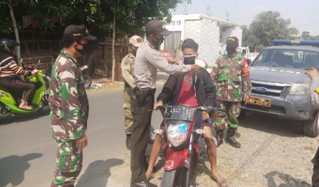Polres Indramayu Laksanakan Razia Masker Kepada Masyarakat