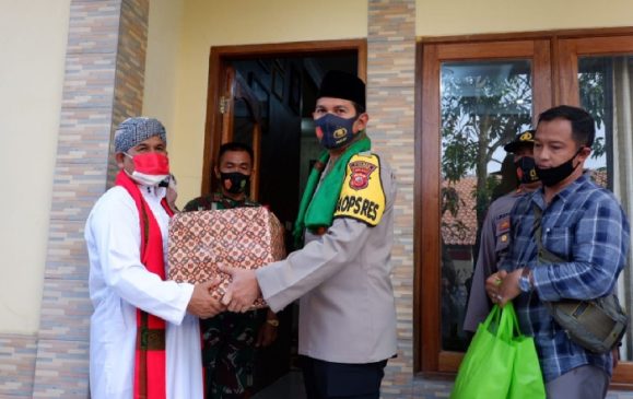 Polres Majalengka Salurkan Sembako dan Masker ke Ponpes Miftahul Hidayah