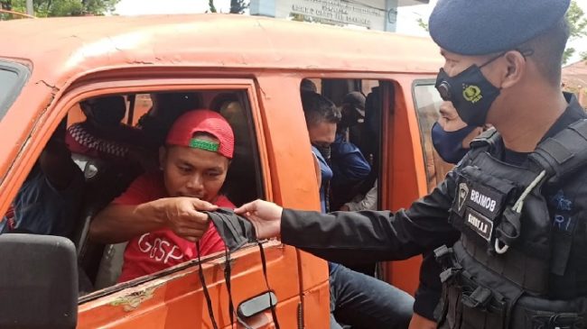 Cegah Covid-19, Sat Brimob Polda Jabar Edukasi 3M dan Bagikan Masker Gratis