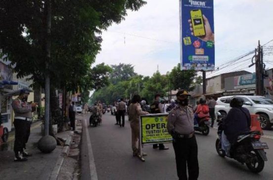 Polsek Lengkong Bersama TNI Laksanakan Ops Yustisi Gakplin Inpres No.6 Tahun 2020