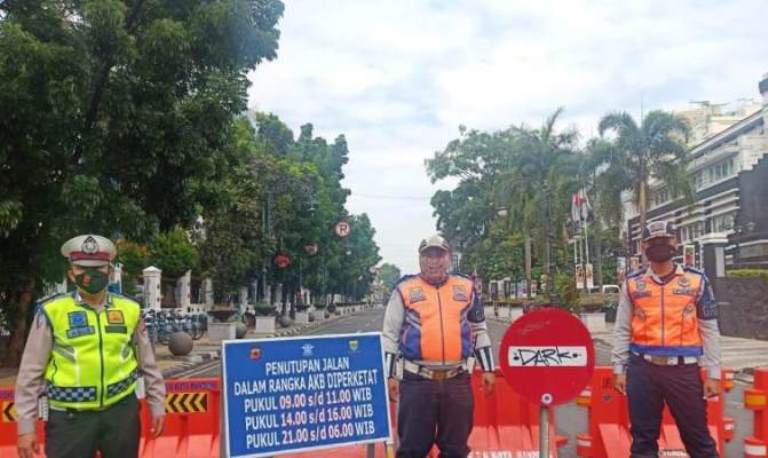 Terapkan AKB, Polsek Lengkong Tutup Jalan Asia Afrika