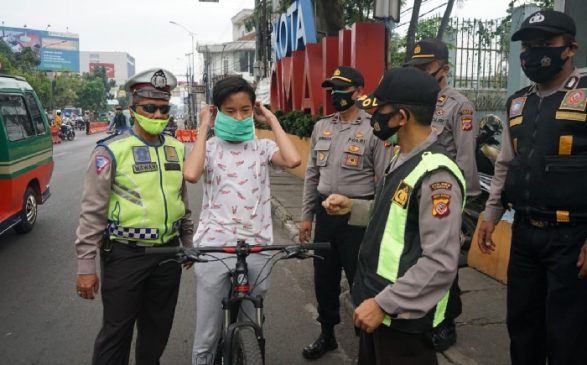 Polres Cimahi Gencar Laksanakan Ops Yustisi, Bagikan Masker Gratis