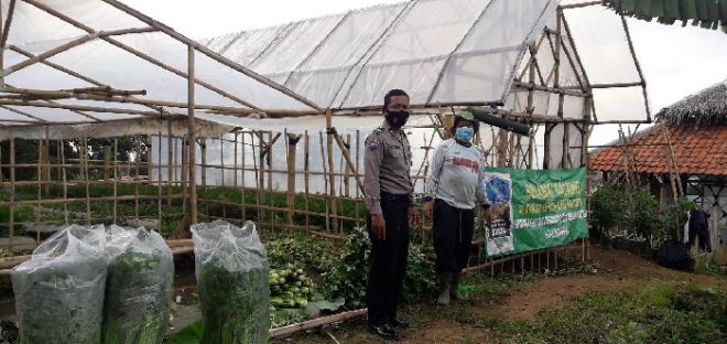Bhabinkamtibmas Kel. Pasirendah Polsek Ujungberung Kontrol Piket Linmas dan Sosialisasi 3M 1T