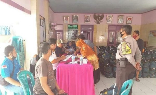 Polres Majalengka Pantau Pembagian Bansos Tahap III Terapkan Prokes 3M