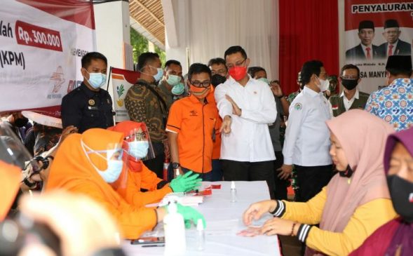 Mensos, Menteri Desa PDTT dan Dirut Pos Indonesia Tinjau Penyaluran BST Tahap 8