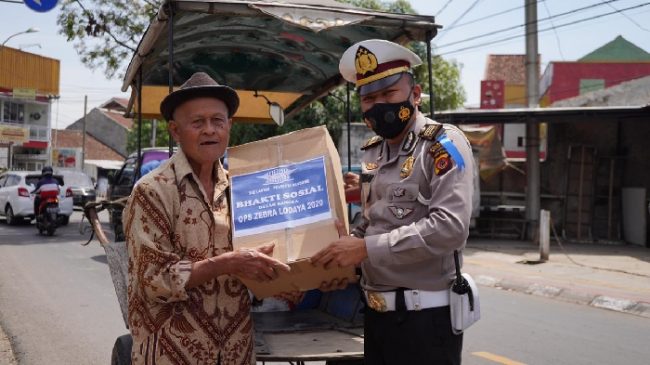 Ops Zebra Lodaya 2020, Satlantas Polresta Bandung Bagikan 65 Sembako