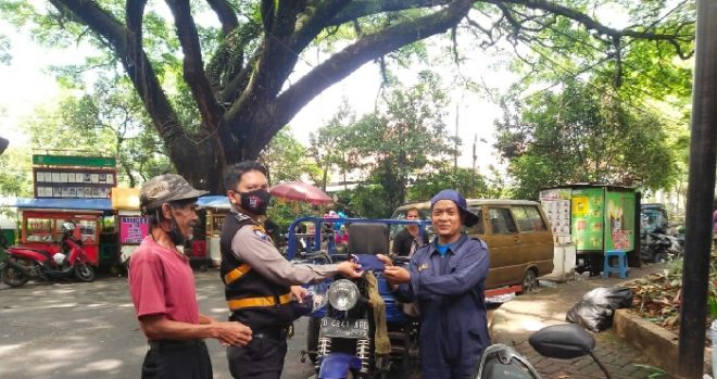 Polsek Bandung Wetan Sosialisasi 3M 1T dan Bagikan Masker kepada Warga