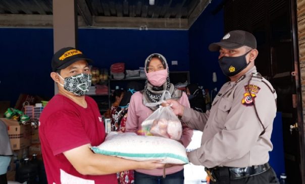 Polsek Leuwimunding Pantau Penerapan 3M saat Penerimaan Bansos Jabar Tahap 3