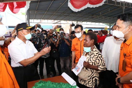 Pos Indonesia Salurkan Bantuan Sembako dengan Mekanisme Alternatif Tunai di Papua