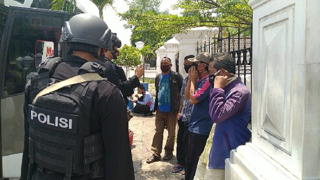 Sat Brimob Polda Jabar Berikan Edukasi Prokes 3 M kepada Masyarakat Cipanas