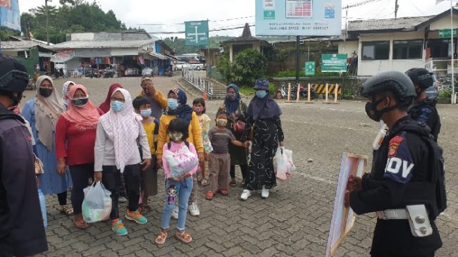 Sat Brimob Polda Jabar Sambang ke Sari Ater Ajak Terapkan Prokes 3M
