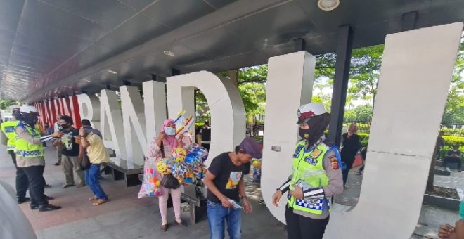 Ditlantas Polda Jabar Bagikan Masker saat Ops Zebra Lodaya 2020