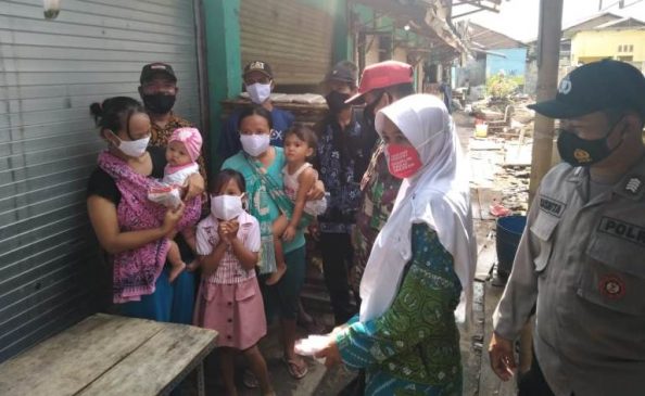 Antisipasi Penyebaran Covid-19, Polsek Anjatan Bagikan Masker Gratis kepada Masyarakat