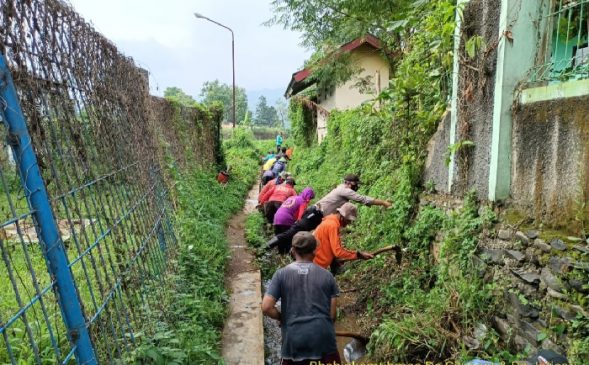 Bhabinkamtibmas Polsek Banjaran bersama Warga Bersihkan Jalur Irigasi Cisalak