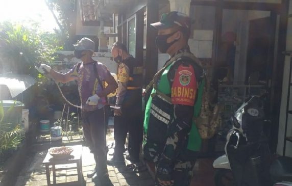 Bhabinkamtibmas Polsek Cibeunying Kaler Bersama Babinsa lakukan Penyemprotan Disinfektan
