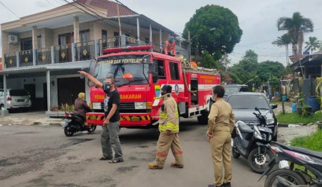 Bhabinkamtibmas Rancabolang Bersama Gugus Tugas Covid-19 Laksanakan Penyemperotan Disinfektan