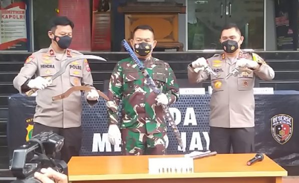 Di Tol Japek, Pengikut MRS Todongkan Senpi dan Sajam ke Anggota Polri