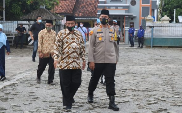 Kapolres Majalengka Bagikan Al-quran dan Sosialisasi Prokes di Ponpes Modern Ar Rahmat